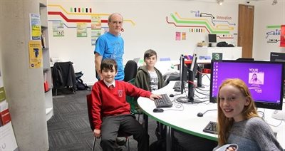 Johnathan-Richards-volunteer-at-Stafford-Library-with-Annabelle-Troy-and-Oliver-at-the-Code-Club-Newsroom-620x330